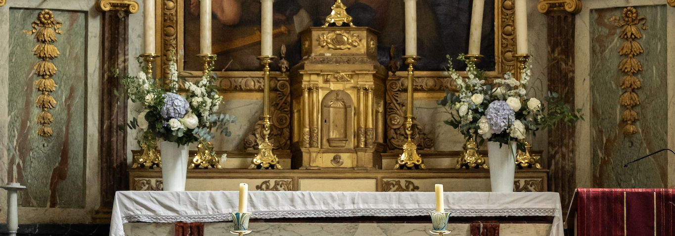 Fleurrisement d'une église pour le mariage d'Agathe & Félix